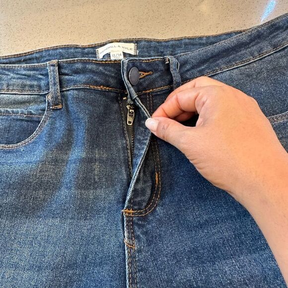 Kendall & Kylie Junior Girls Blue Distressed Skinny Jeans Size 13/14 - Picture 5 of 12